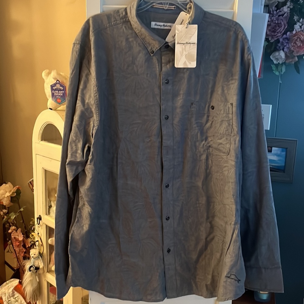 Brand new men’s Tommy Bahama shirt. Size xl🎄🎄🎄❤️❤️❤️🎄🎄🎄🎄